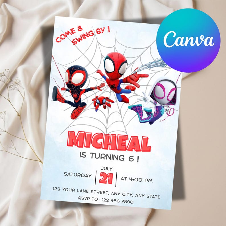 Może przedstawiać: Zaproszenie na przyjęcie z postaciami Spider-Mana. Zaproszenie zawiera tekst &bdquo;COME & SWING BY!&rdquo; i &bdquo;MICHEAL MA 6 LAT!&rdquo; ze szczeg&oacute;łami daty i godziny. Projekt zawiera tło pajęczyny i logo Canva.