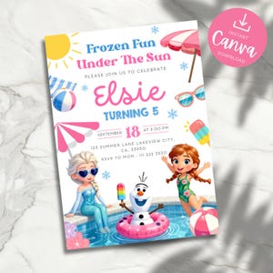 Może przedstawiać: Zaproszenie na przyjęcie w stylu Krainy Lodu. Zaproszenie przedstawia Elsę, Annę i Olafa przy basenie. Tekst brzmi "Frozen Fun Under The Sun" i zawiera szczegóły przyjęcia na 5. urodziny Elsie.
