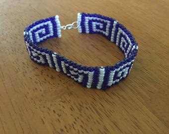 Pulsera con diseño geométrico de cuentas