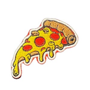 Puede incluir: Parche bordado de una porción de pizza con base amarilla, pepperoni rojo y queso derretido. El parche tiene un borde blanco y está diseñado para planchar o coser sobre tela. Un accesorio divertido para ropa o bolsos.