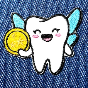 Può includere: Toppa ricamata raffigurante un dente sorridente con ali blu, che tiene in mano una moneta d'oro. Il dente ha un contorno nero, occhi neri e una bocca rosa. La moneta ha un disegno a stella gialla. La toppa è su uno sfondo di denim blu.