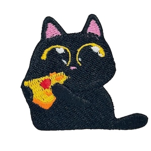 Op de afbeelding: Geborduurde patch met een zwarte kat met grote gele ogen en roze oren, die een stuk pizza vasthoudt. De pizzapunt is geel, oranje en rood. De kat zit, met zijn staart opgerold.