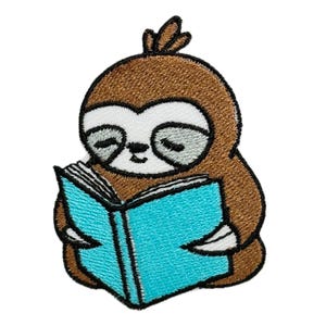 Puede incluir: Parche bordado para planchar de un perezoso marrón leyendo un libro azul. El perezoso tiene una cara blanca con los ojos cerrados y una pequeña sonrisa.