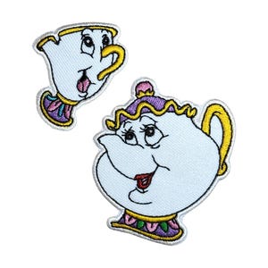 Op de afbeelding: Geborduurde patches met de personages Mevrouw Tuit en Chip uit Belle en het Beest. De patches zijn wit met zwarte contouren, gele accenten en kleurrijke details. De theepot en de kopje hebben expressieve gezichten.