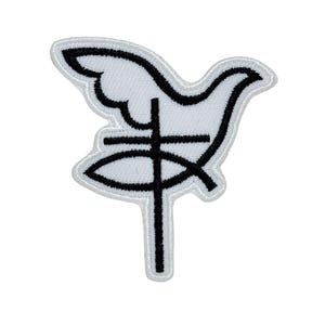 Könnte beinhalten: Weißer Aufnäher mit schwarzer Umrandung, der eine Taube, ein Kreuz und ein Fischsymbol darstellt. Der Aufnäher hat einen weißen Hintergrund und einen schwarzen Rand. Dies ist ein religiöses Emblem.