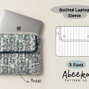Peut inclure: Une housse d'ordinateur portable matelassée avec un motif floral bleu et blanc, une poche avant et une fermeture à rabat. Un ordinateur portable argenté est partiellement inséré. Le texte indique : Quilted Laptop Sleeve, 3 Sizes, Abeeka Pattern Co.