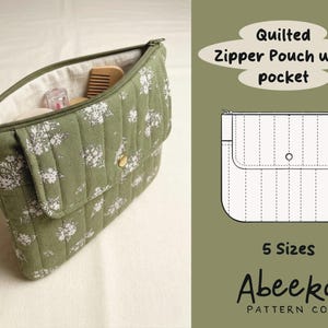 Könnte beinhalten: Eine grüne, gesteppte Reißverschlusstasche mit weißem Blumenmuster, offen, um einen hellen Innenraum zu zeigen. Die Tasche hat eine Klappe mit goldenem Druckknopfverschluss und eine Seitentasche. Der Text "Quilted Zipper Pouch with pocket" ist sichtbar.