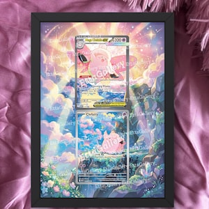 Könnte beinhalten: Ein gerahmtes Kunstwerk mit zwei Sammelkarten mit farbenfrohen Illustrationen von Zeichentrickfiguren. Der Hintergrund ist eine lebendige Himmelszene mit Wolken und einem Regenbogen. Der Text "cards are not included" steht unten.