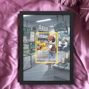 Könnte beinhalten: Ein gerahmter Druck mit einer Pokémon-Sammelkartenspiel-Illustration. Die Karte zeigt Pikachu und einen Trainer in einem Labor. Der schwarze Rahmen hebt sich vom rosa Stoffhintergrund ab. Der Text unten lautet "card is not included."