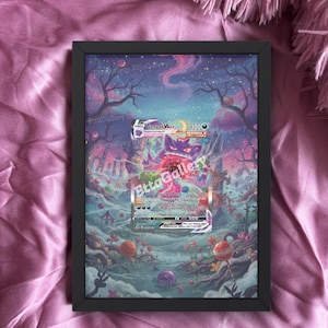Könnte beinhalten: Ein gerahmtes Kunstwerk mit einer Fantasielandschaft und einer Gengar VMAX Pokemon-Karte. Das Kunstwerk in einem schwarzen Rahmen zeigt eine farbenfrohe, skurrile Szene mit Bäumen, Süßigkeiten und einem lila Gengar. Der Text "card is not included" steht unten.