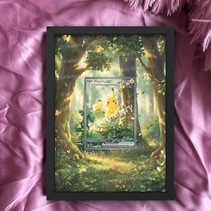 Puede incluir: Una obra de arte enmarcada con una carta coleccionable de Pikachu sobre un fondo de bosque. La obra está encerrada en un marco negro. El texto "card is not included" está en la parte inferior. El fondo es una escena de bosque.
