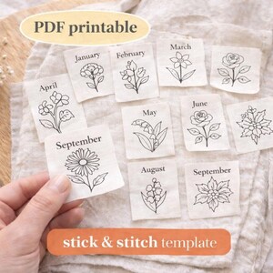 Peut inclure: Petits patchs en tissu rectangulaires avec des illustrations florales pour chaque mois, imprimées à l'encre noire. Les patchs sont disposés sur un tissu de couleur neutre. Les mots "PDF printable" et "stick & stitch template" sont visibles.
