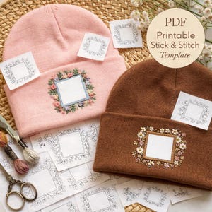 Peut inclure: Deux bonnets, un rose et un marron, avec des broderies florales. Le bonnet rose présente un carré floral, le marron un motif de marguerites. Des patrons en papier avec des contours carrés floraux sont éparpillés.