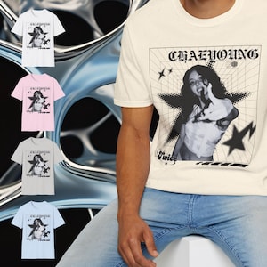 以下が含まれることがあります： クリーム色のTシャツ。女性の白黒グラフィック、テキスト「CHAEYOUNG」と「Twice」が特徴です。画像には、同じデザインの白、ピンク、グレー、水色の4つのTシャツも表示されています。