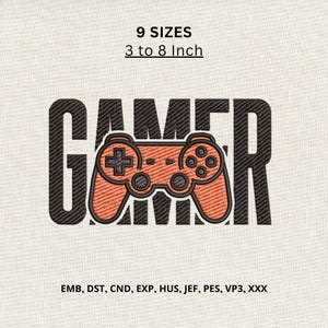 Può includere: Un disegno per ricamo con la parola GAMER in filo nero e un controller di gioco arancione che sostituisce la lettera M. Il testo 9 SIZES 3 to 8 Inch appare sopra, e i formati EMB, DST, CND, EXP, HUS, JEF, PES, VP3, XXX appaiono sotto.