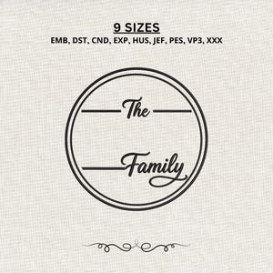 Op de afbeelding: Een zwart machinaal borduurontwerp met een cirkelvormig kader, twee horizontale lijnen en de tekst The Family in een scriptlettertype. Boven de cirkel staan de tekst 9 SIZES en de bestandsformaten EMB, DST, CND, EXP, HUS, JEF, PES, VP3, XXX vermeld.