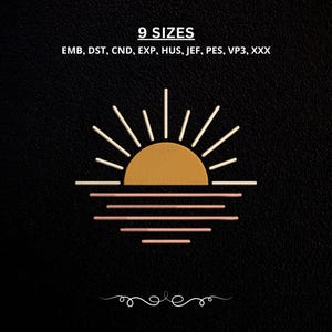 Op de afbeelding: Een borduurontwerp met een goudgele halve cirkel zon met crèmekleurige stralen en horizontale roze lijnen die waterreflecties voorstellen. De tekst luidt 9 SIZES en EMB, DST, CND, EXP, HUS, JEF, PES, VP3, XXX.