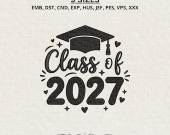 Könnte beinhalten: Ein schwarzes Maschinenstickdesign mit einem Doktorhut-Symbol über dem Text Class of 2027, umgeben von kleinen Herzen und Sternen. Der obere Text lautet 9 SIZES, gefolgt von den Dateiformaten EMB, DST, CND, EXP, HUS, JEF, PES, VP3, XXX.
