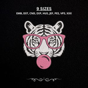 Puede incluir: Un diseño de bordado que muestra una cara de tigre blanco con rayas negras, usando gafas rosas y soplando una burbuja de chicle rosa. El texto 9 SIZES y los formatos de archivo EMB, DST, CND, EXP, HUS, JEF, PES, VP3, XXX aparecen arriba.