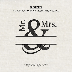 Può includere: Un disegno per ricamo che presenta il testo Mr. & Mrs. con un simbolo ampersand diviso. Il design include il testo 9 SIZES e i formati di file EMB, DST, CND, EXP, HUS, JEF, PES, VP3, XXX. Un fregio decorativo è posizionato sotto il disegno.