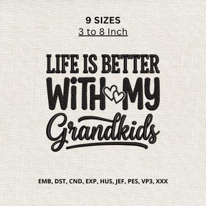 Może przedstawiać: Wzór haftu z czarnym napisem 'LIFE IS BETTER WITH MY', dwoma małymi sercami i słowem 'Grandkids' napisanym kursywą. Projekt zawiera tekst '9 SIZES 3 to 8 Inch' oraz formaty plików EMB, DST, CND, EXP, HUS, JEF, PES, VP3, XXX.