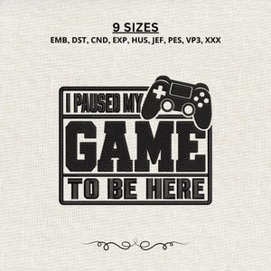 Puede incluir: Un diseño de bordado con el texto negro I PAUSED MY GAME TO BE HERE y un icono de mando de juego. El texto 9 SIZES y los formatos de archivo EMB, DST, CND, EXP, HUS, JEF, PES, VP3, XXX se muestran sobre el diseño gráfico principal.