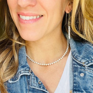 シンプルなホワイトパールのチョーカーネックレス、ホワイトとゴールドの小さな上品なパールビーズネックレス