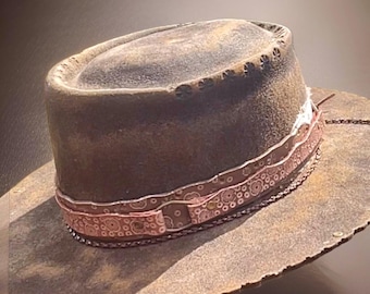Distressed felt hat / vintage vibes
