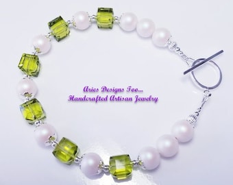 Helles Olivingrünes Armband aus Österreichischem Kristallwürfel und irrisierender Perle