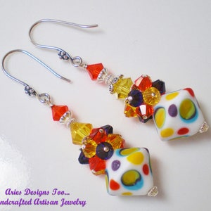 Boucles d&#39;oreilles toupies colorées en pointillé rouge, jaune, violet, blanc et bleu avec des grappes de cristaux, boucles d&#39;oreilles Funky Lampwork