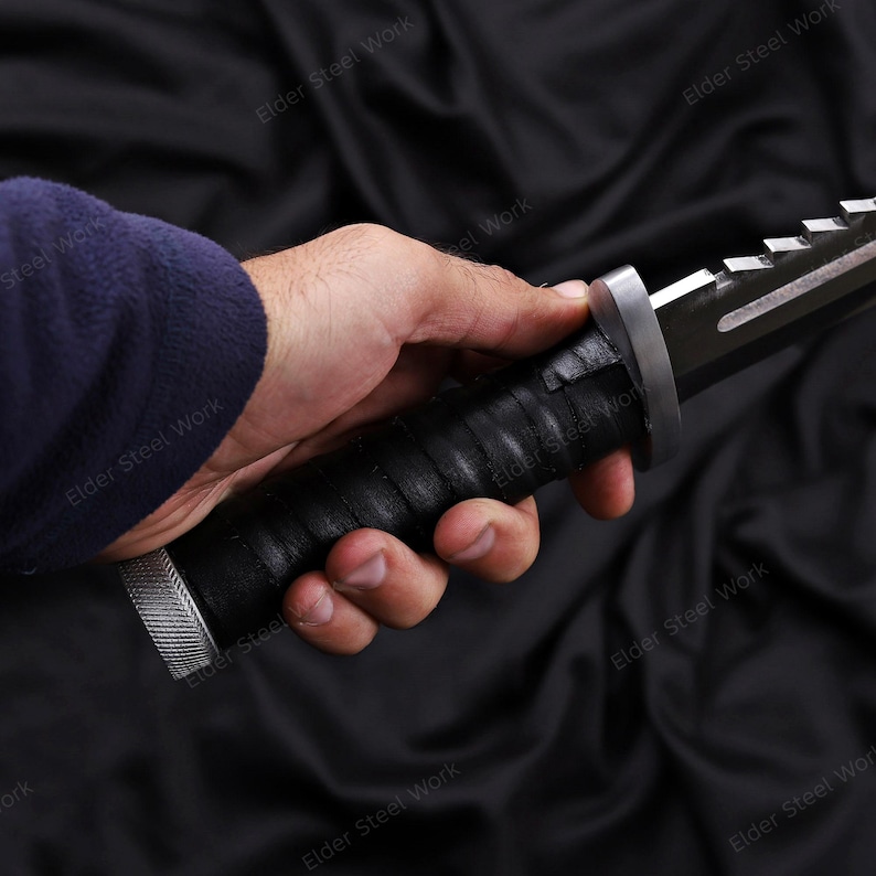 Premium handmade knife replica with polished blade look