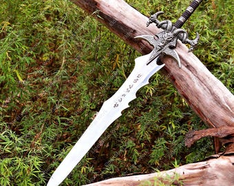 Handgemaakt displaystuk Death Knight Runeblade - schedelbeschermer, runengravure, donkere fantasie verzamelkunst aan de muur, gameroom decor cadeau