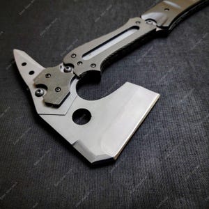 Leon Kennedy-inspirerad yxa-replika | Resident Evil Requiem Axe Full Tang Gaming Axe samlarobjekt bild 5