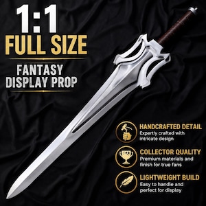Può includere: Una spada di scena fantasy a grandezza naturale con una lama argentata e un'impugnatura marrone. Il testo sull'immagine recita "1:1 FULL SIZE FANTASY DISPLAY PROP". La spada è descritta come artigianale, di qualità da collezione e leggera.