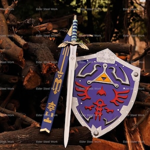 Puede incluir: Una espada azul y plateada con un escudo a juego. La espada tiene un mango azul y una hoja plateada. El escudo es morado con un borde plateado y un triángulo dorado en el centro. El escudo tiene diseños de alas rojas.