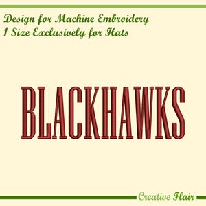 Puede incluir: Un diseño para bordado a máquina con la palabra "BLACKHAWKS" en negrita, en rojo, con una fuente serif. El texto está sobre un fondo crema, con texto adicional arriba y una línea verde y texto abajo. El diseño es exclusivo para sombreros.