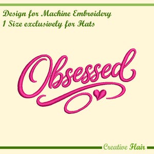 Könnte beinhalten: Maschinenstickdesign mit dem Wort "Obsessed" in leuchtendem Pink in Schreibschrift. Ein kleines rosa Herz befindet sich neben dem Wort. Der Text "Design for Machine Embroidery 1 Size exclusively for Hats" steht darüber.