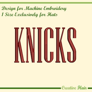 Puede incluir: Un diseño de bordado a máquina para sombreros. La palabra "KNICKS" está bordada en una fuente roja audaz. El diseño está sobre un fondo color crema, con texto verde en la parte superior e inferior de la imagen.