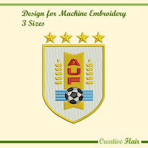Puede incluir: Diseño de bordado a máquina con el escudo de la federación de fútbol de Uruguay, cuatro estrellas amarillas, borde de escudo, letras rojas AUF en una banda amarilla, espigas de trigo y un balón de fútbol blanco y negro sobre líneas azules.