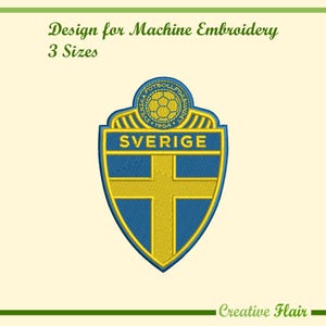 Könnte beinhalten: Ein Maschinenstickdesign mit dem Wappen der schwedischen Fußballnationalmannschaft in Blau und Gelb. Das schildförmige Emblem zeigt den Text SVERIGE, ein zentrales Kreuz und einen Fußball. Das Bild enthält den Text Design for Machine Embroidery 3 Sizes und Creative Flair.