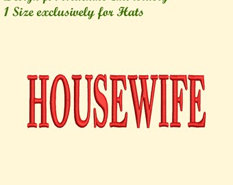 Peut inclure: Texte brodé en rouge "HOUSEWIFE" sur fond jaune clair. La conception est pour la broderie machine, exclusivement pour les chapeaux. L'image comprend également le texte "Design for Machine Embroidery" et "Creative Flair".