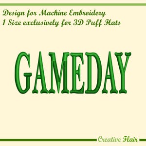 Puede incluir: Texto bordado en verde que dice "GAMEDAY" sobre un fondo crema. El diseño es para bordado a máquina y es exclusivo para gorras puff 3D. Las palabras "Creative Flair" están en la parte inferior.