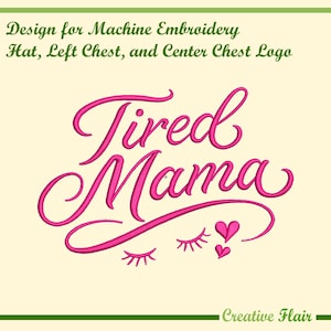 Könnte beinhalten: Ein Maschinenstickdesign mit den Worten "Tired Mama" in einer Schreibschrift, mit Wimpern und Herzen. Das Design ist in leuchtendem Pink auf cremefarbenem Hintergrund. Der Text oben lautet "Design for Machine Embroidery Hat, Left Chest, and Center Chest Logo."