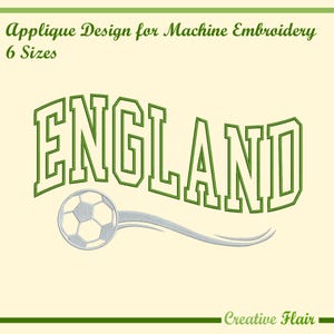 以下が含まれることがあります： 機械刺繍用アップリケデザイン。緑色の「ENGLAND」の文字が、銀色の軌跡を持つサッカーボールの上にアーチ状に配置されています。デザインには「6 Sizes」と「Creative Flair」の文字が含まれています。