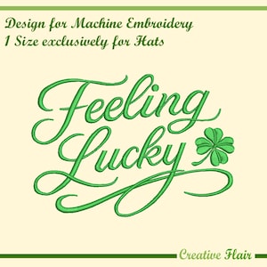Puede incluir: Diseño de bordado verde con la frase "Feeling Lucky" en escritura cursiva, acompañado de un trébol de cuatro hojas. El diseño es para bordado a máquina y es exclusivo para sombreros. El texto "Creative Flair" está en la parte inferior.