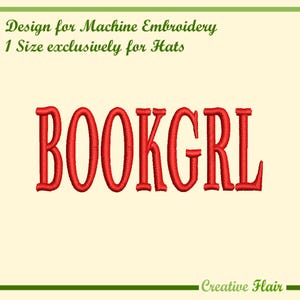以下が含まれることがあります： クリーム色の背景に赤い刺繍文字で「BOOKGRL」と書かれています。上部には「Design for Machine Embroidery 1 Size exclusively for Hats」というフレーズがあります。右下隅には「Creative Flair」というテキストがあります。