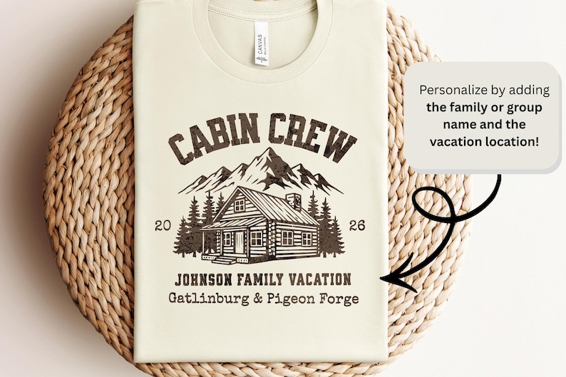 Puede incluir: Camiseta color crema con un gr&aacute;fico desgastado. Presenta el texto "CABIN CREW" sobre una ilustraci&oacute;n de caba&ntilde;a, monta&ntilde;as y &aacute;rboles. Debajo, se lee "JOHNSON FAMILY VACATION Gatlinburg & Pigeon Forge". La camiseta est&aacute; sobre una superficie tejida.