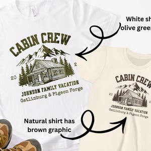 Puede incluir: Dos camisetas, una blanca y otra natural, con un gr&aacute;fico de caba&ntilde;a. La camiseta blanca tiene un gr&aacute;fico verde oliva, y la camiseta natural tiene un gr&aacute;fico marr&oacute;n. El texto dice "CABIN CREW" y "JOHNSON FAMILY VACATION Gatlinburg & Pigeon Forge."