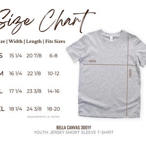 Puede incluir: Una camiseta de manga corta de punto de jersey gris claro para j&oacute;venes con una tabla de tallas. La tabla muestra las medidas en pulgadas para las tallas S, M, L y XL. La camiseta Bella Canvas 3001Y tiene medidas de ancho y largo.