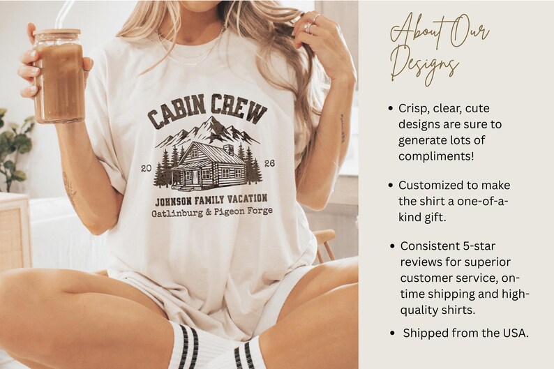 Puede incluir: Camiseta color crema con un gr&aacute;fico que presenta una caba&ntilde;a, monta&ntilde;as y el texto "CABIN CREW JOHNSON FAMILY VACATION Gatlinburg & Pigeon Forge". La camiseta se combina con un vaso de caf&eacute; helado.